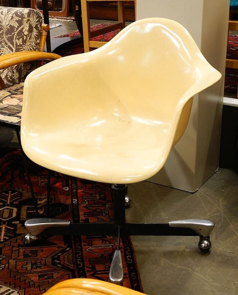 Herman Miller Shell Chair on Stereo Style Base, 32 1/4"H, (looseness noted).: Herman Miller Shell Chair on Stereo Style Base, 32 1/4"H, (looseness noted).