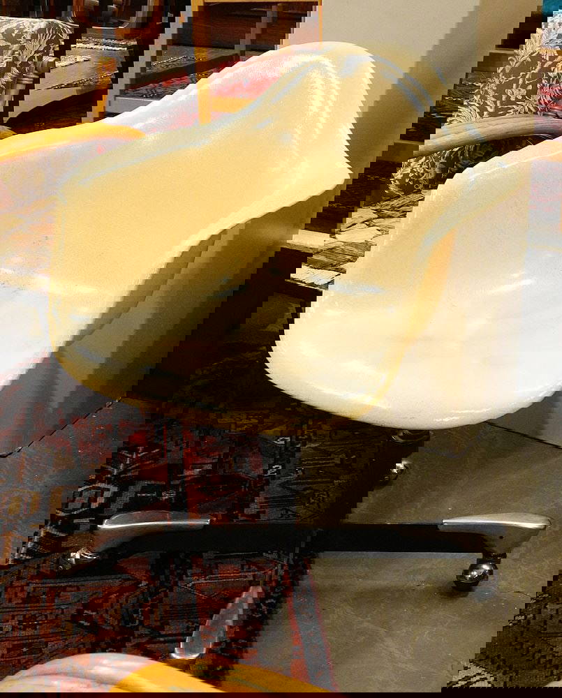 Herman Miller Shell Chair On Stereo Style Base, 32 1/4"h, (looseness