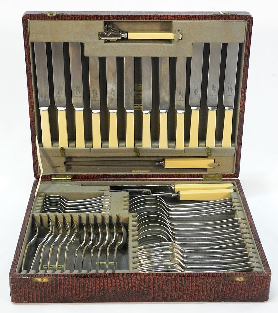 Cased set of Mappin & Webb Silver Plated Flatware. (1 of 7)