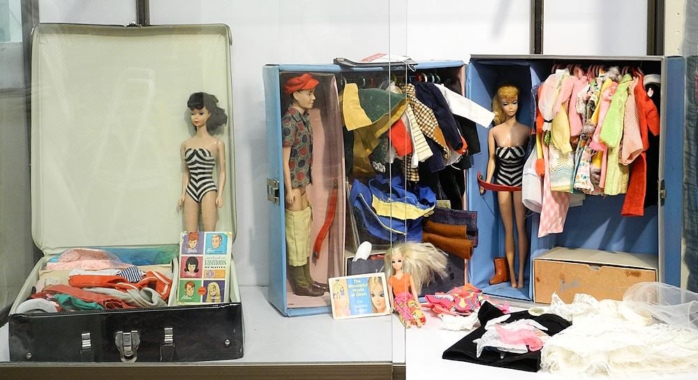 Collection of Barbie Items: Barbie / Ken / Clothes. (1 of 3)