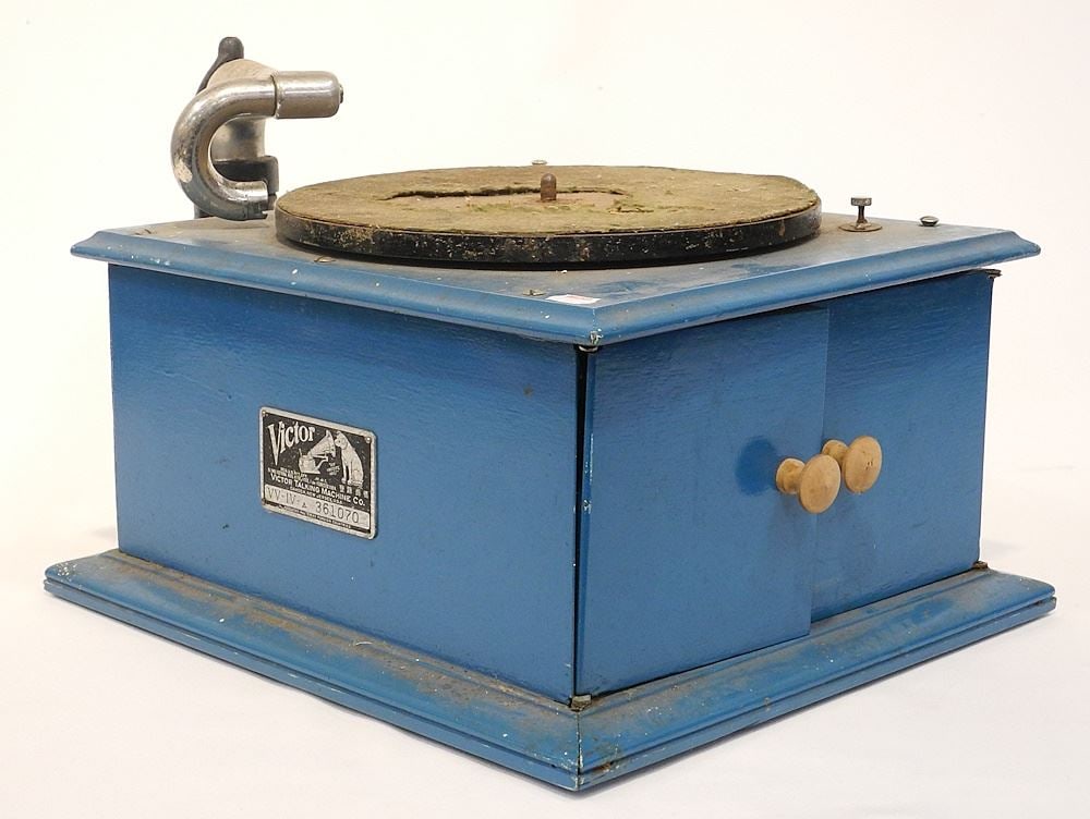 Victor VV-IV 361070 Turntable, 10 1/8 x 17 1/2 x 13" (as found, no horn). (1 of 4)
