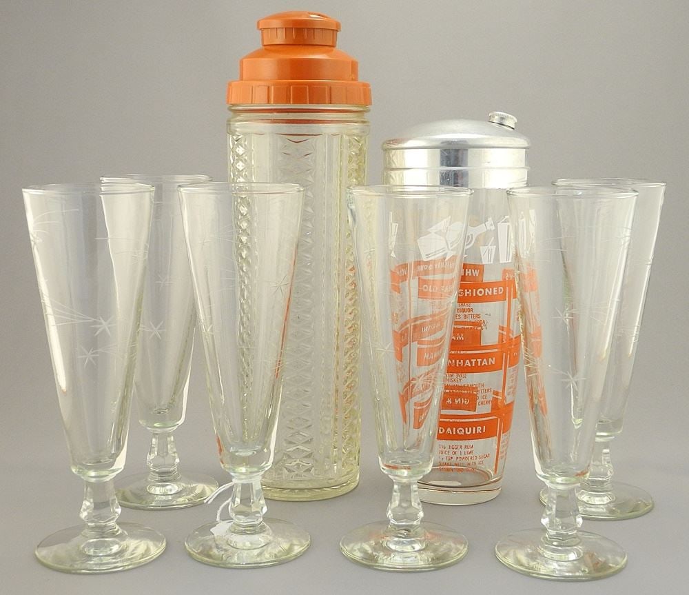 2 Vintage Cocktail Shakers with 6 "Comet" Flute Glasses.: 2 Vintage Cocktail Shakers with 6 "Comet" Flute Glasses.