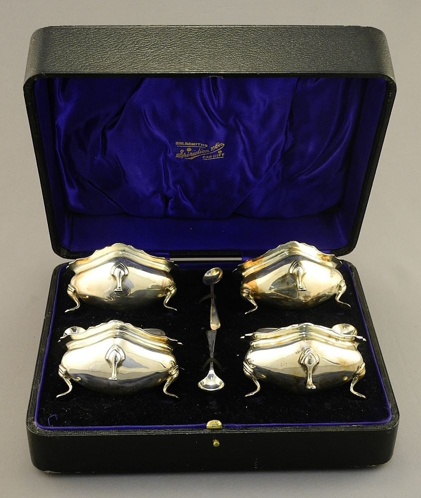 Set of Hallmarked Silver Salts & Cellar Spoons in Case, 96 Grams. (1 of 7)