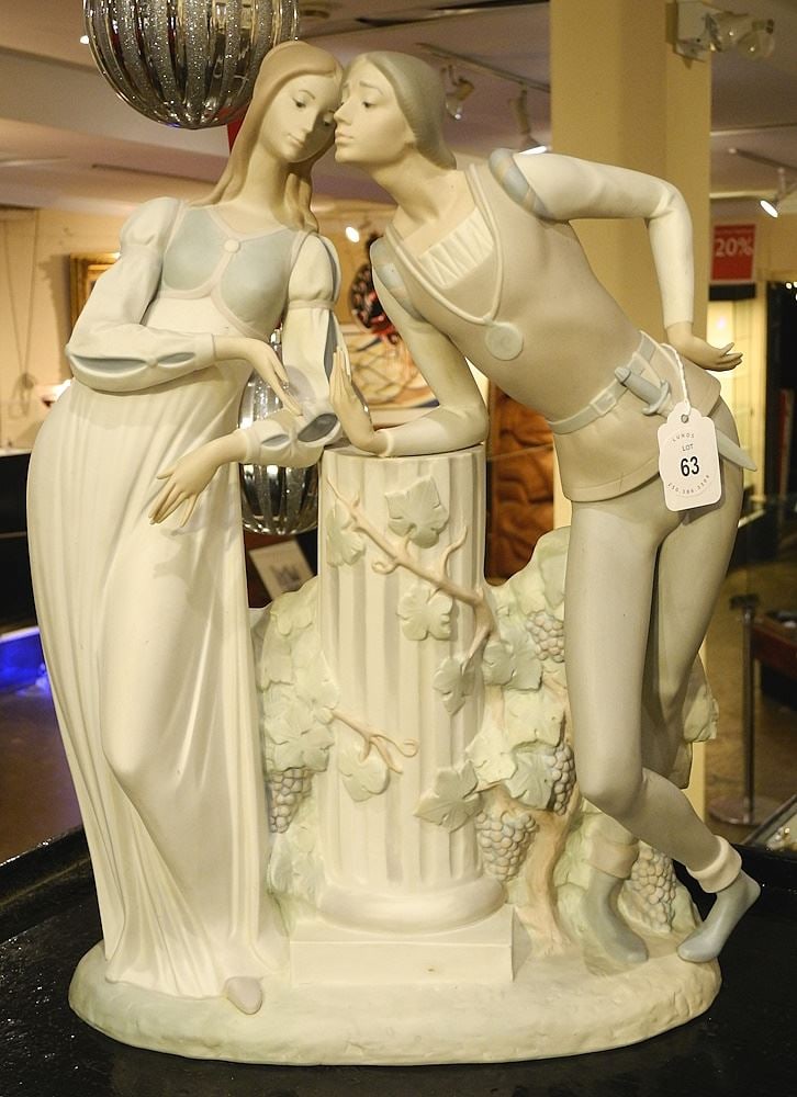 Lladro "Romeo & Juliet" Figurine, 17 1/4 x 13 x 5 1/4".: Lladro "Romeo & Juliet" Figurine, 17 1/4 x 13 x 5 1/4".