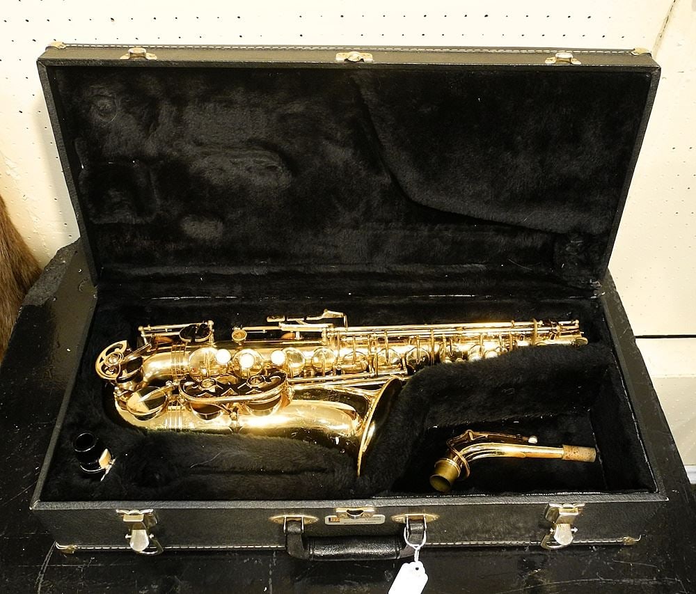 Evette Buffet Crampon Saxaphone in Hard Case. (1 of 5)