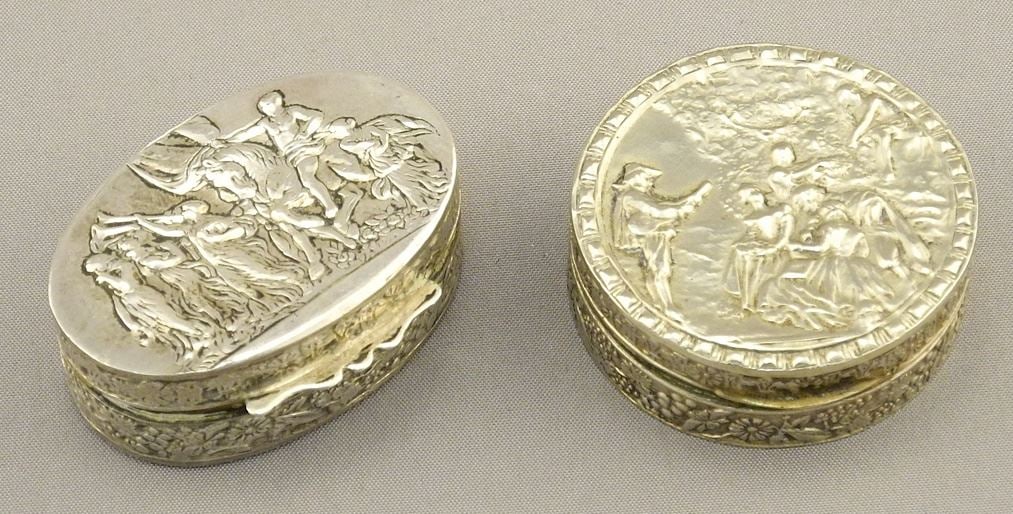 2 Italian Pill Boxes, / 1 Marked (.800) / 1 Unmarked, 1 1/2 & 1 3/8"W , 27.9 Grams.: 2 Italian Pill Boxes, / 1 Marked (.800) / 1 Unmarked, 1 1/2 & 1 3/8"W , 27.9 Grams.