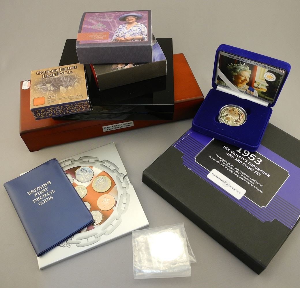 3 Royal Mint Silver Proof Crowns / Royal Canadian Mint Uncirculated Silver Dollar w/3 Collecti (1 of 4)