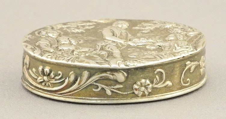 Hallmarked Silver Pill Box, Edinburgh, 1 1/2"W, 12.67 Grams.: Hallmarked Silver Pill Box, Edinburgh, 1 1/2"W, 12.67 Grams.