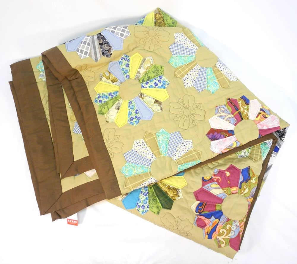 Vintage Quilt Approximately 7'6" x 7'.: Vintage Quilt Approximately 7'6" x 7'.