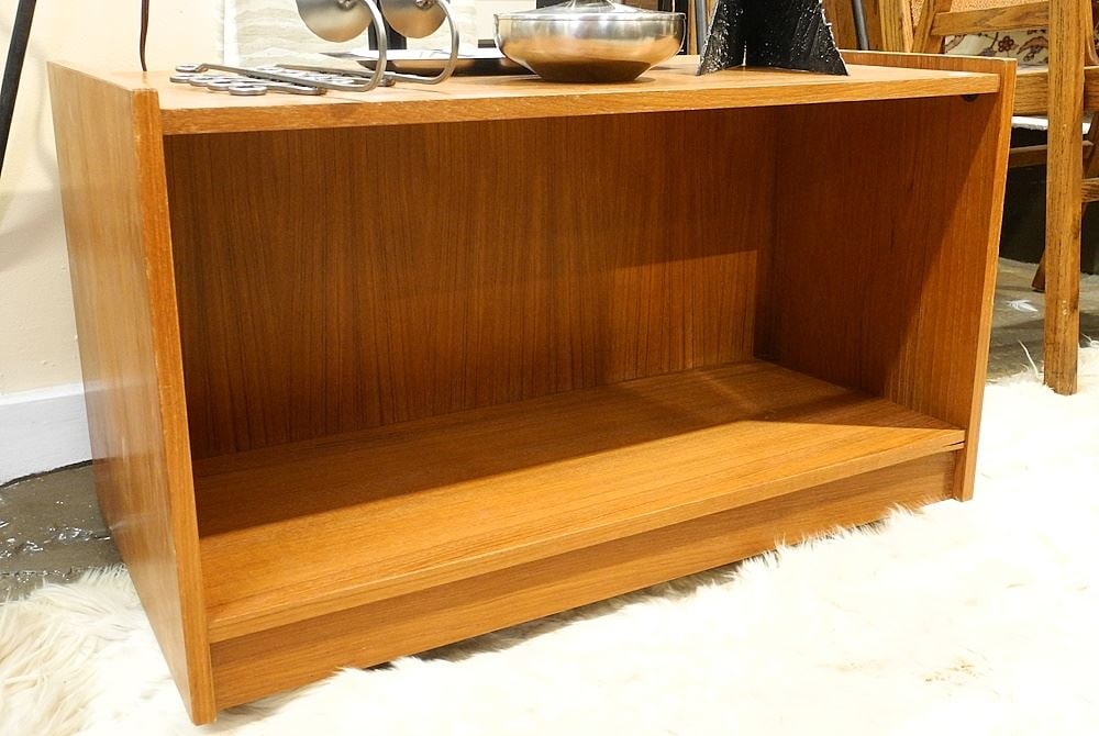 Canadian Modern Teak Stereo Stand, 19 3/8" x 31 1/2" x 18 1/4".: Canadian Modern Teak Stereo Stand, 19 3/8" x 31 1/2" x 18 1/4".