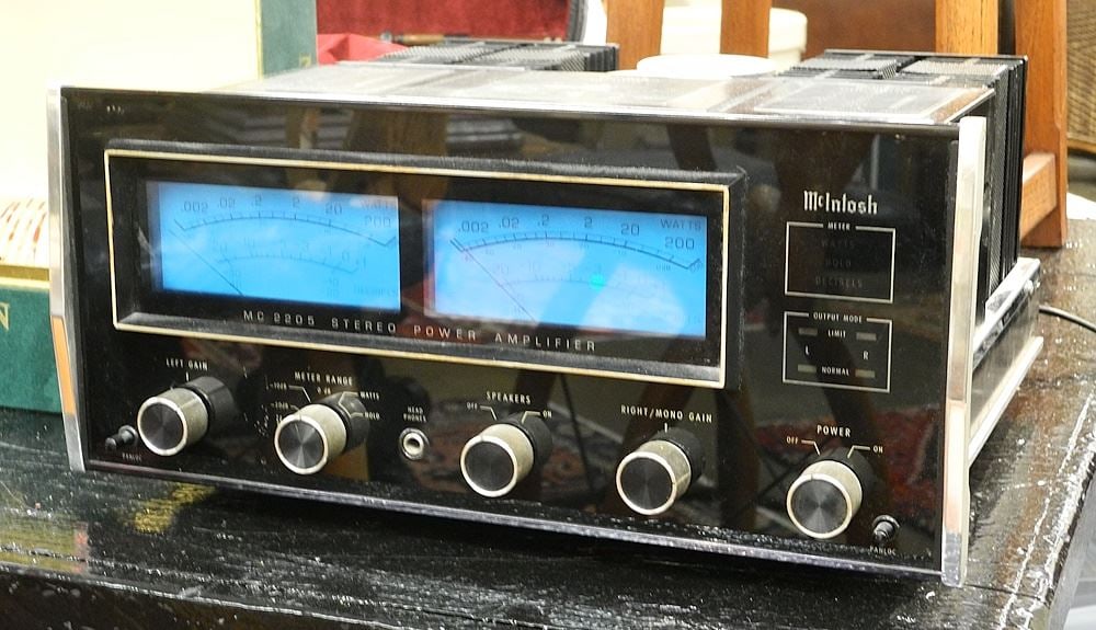 McIntosh MC2205 Stereo Power Amplifier. (1 of 2)