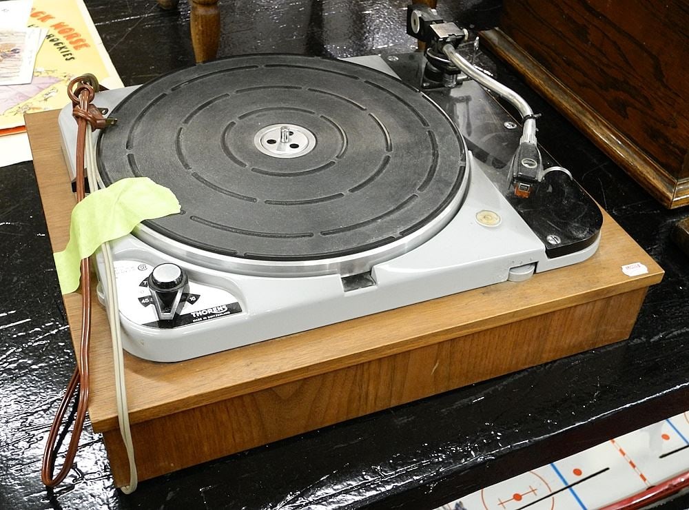 Thorens TD124/11 Turntable No.79773. (1 of 2)