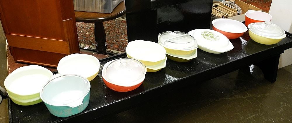 Collection of Various Pyrex / Quart & Other Serving Dishes.: Collection of Various Pyrex / Quart & Other Serving Dishes.