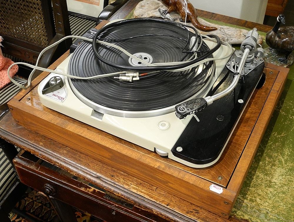 Thorens TD124 Turntable No.35047. (1 of 2)