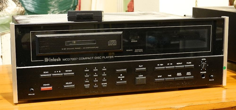McIntosh MC7007 Compact Disc Player, with Remote. (1 of 1)