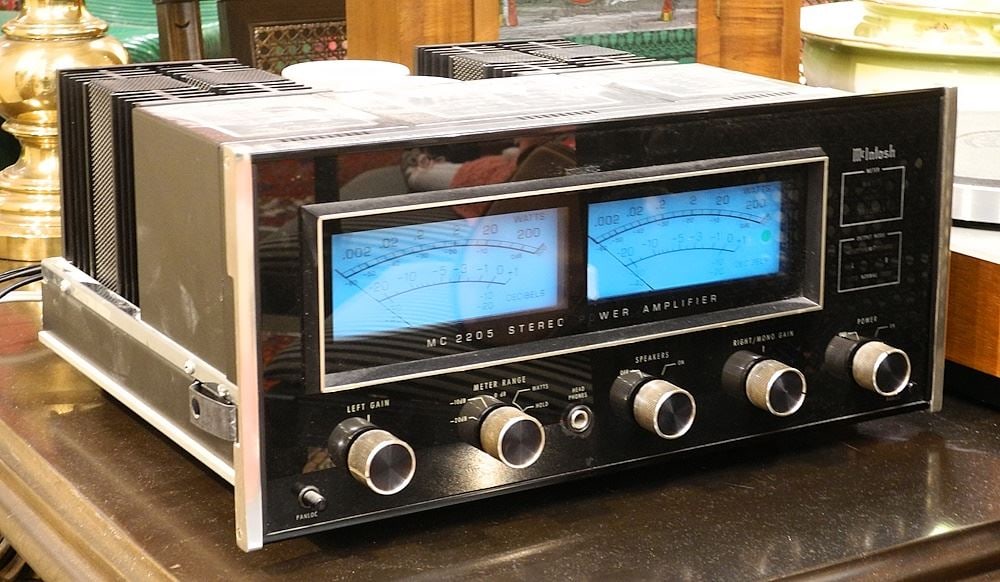 McIntosh MC2205 Stereo Power Amplifier. (1 of 2)