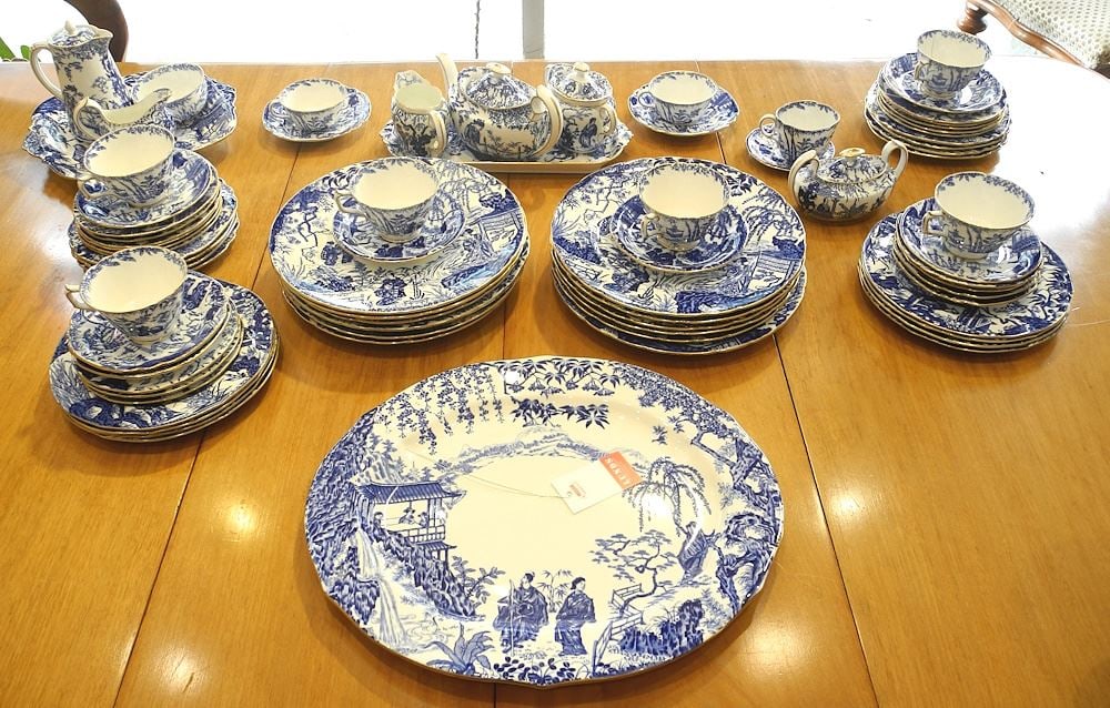 Set of Royal Crown Derby "Mikado" Port Dinner China. (1 of 5)