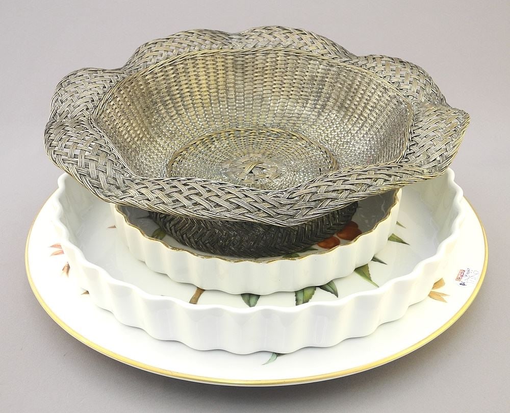 3 Piece Royal Worcester Porcelain: 2 Quiche (7 1/2" & 10") / 1 Plate (12") & Metal Woven Basket (1 of 4)