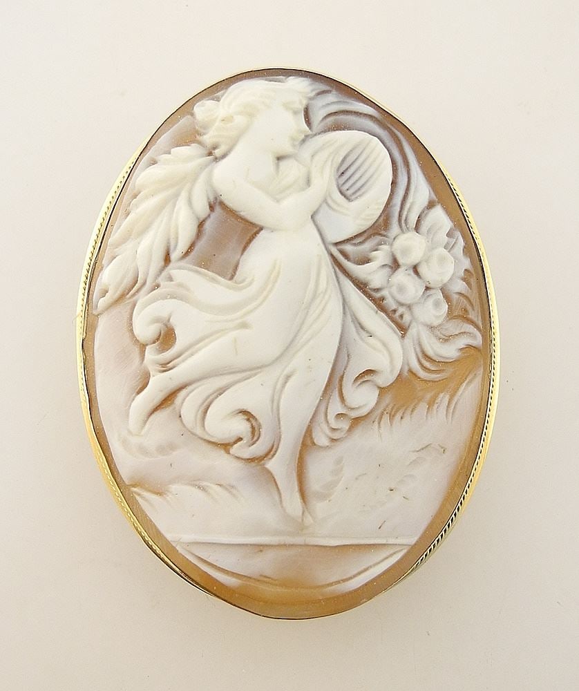 Shell Cameo in 14K (marked) Frame, 1 3/4"H, 7.52 Grams.: Shell Cameo in 14K (marked) Frame, 1 3/4"H, 7.52 Grams.