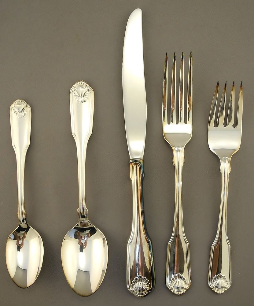 Community Plate Fiddle Thread & Shell Flatware, 8 Place Settings with Extras. (1 of 2)