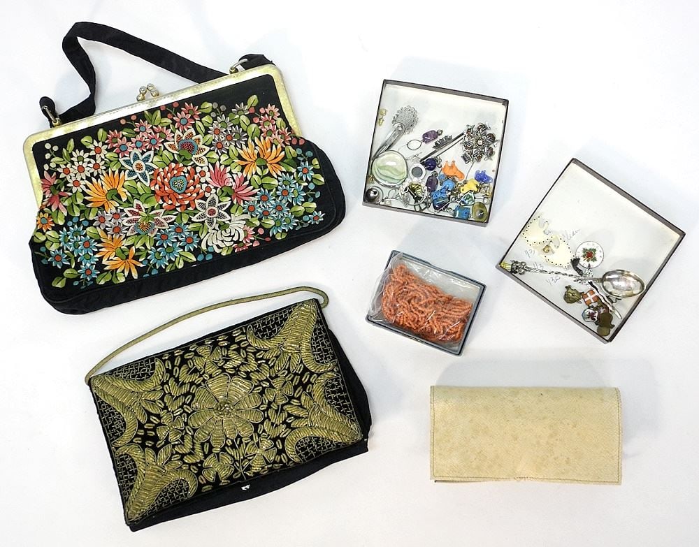 Collection of Sundry Jewelry Items / Embroidery Handbags / Coral Beads, NO EXPORT.: Collection of Sundry Jewelry Items / Embroidery Handbags / Coral Beads, NO EXPORT.