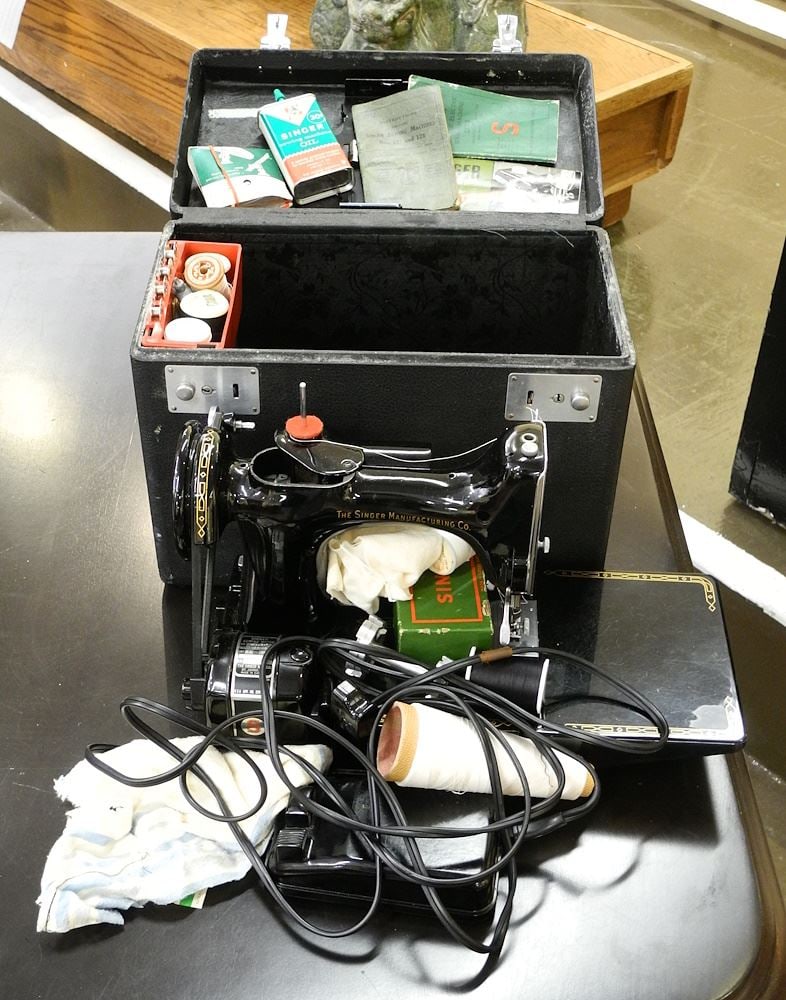 Singer 221-1 Featherweight Sewing Machine. (1 of 1)