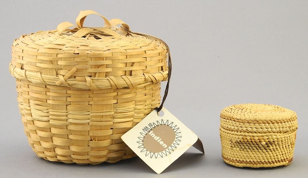 Nuu-Chah-Nulth Trinket Basket (1 3/8 "H), & Bark Basket, 4"H.: Nuu-Chah-Nulth Trinket Basket (1 3/8 "H), & Bark Basket, 4"H.