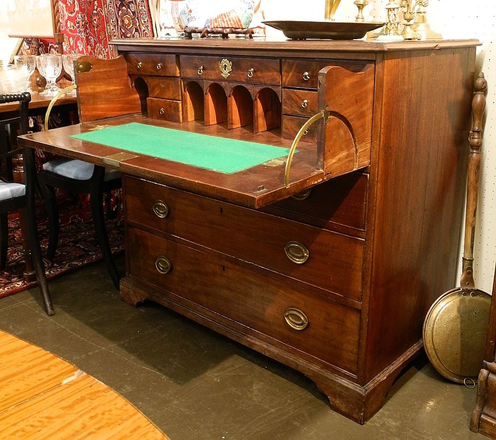 Georgian Mahogany Bureau Chest with 3 Graduated Drawers.: Georgian Mahogany Bureau Chest with 3 Graduated Drawers.