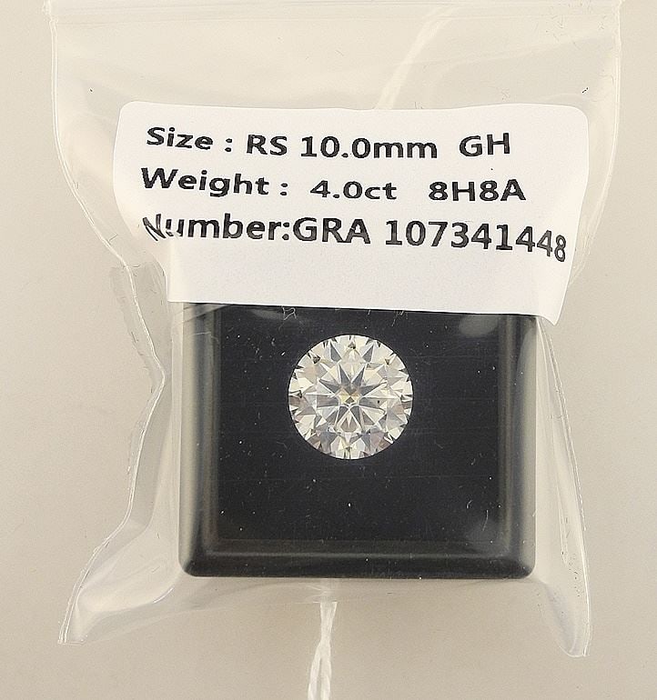4 Carat Unmounted Moissanite Diamond with Report. (1 of 1)