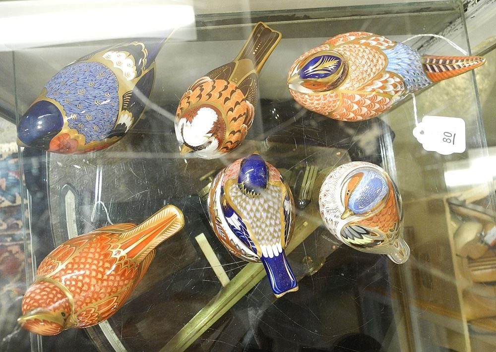 6 Royal Crown Derby Imari Paper Weights: Small Birds. (1 of 1)