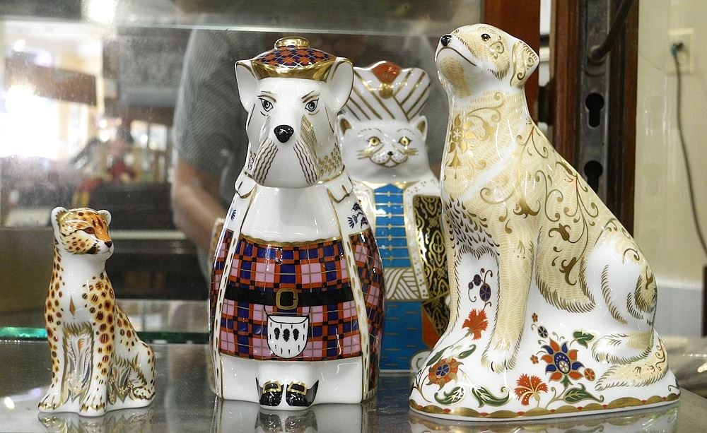 4 Royal Crown Derby Imari Paper Weights: Cats & Dogs. (1 of 1)