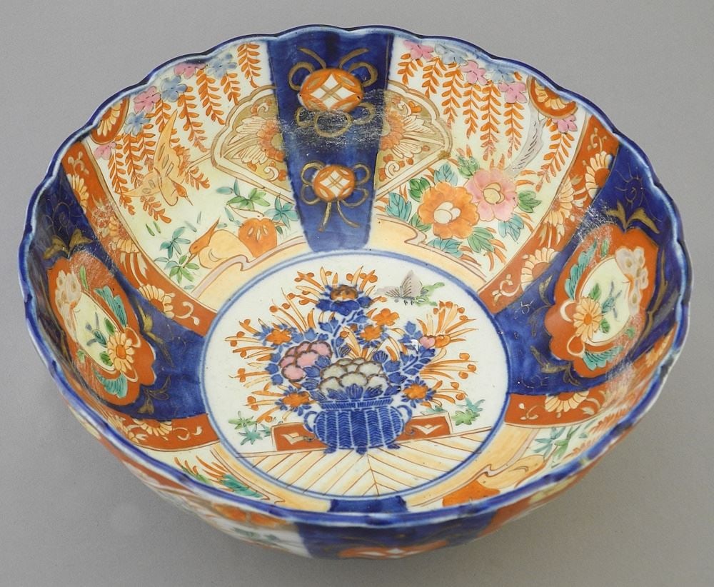 Japanese Imari Lobed Bowl, 4 1/2" x 9 7/8" Diameter.: Japanese Imari Lobed Bowl, 4 1/2" x 9 7/8" Diameter.