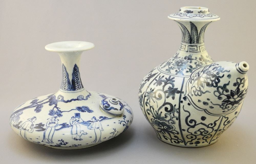 Two Vietnamese Blue & White Porcelain Kendis, One Chipped, 5 1/8 & 7 1/8" High: Two Vietnamese Blue & White Porcelain Kendis, One Chipped, 5 1/8 & 7 1/8" High