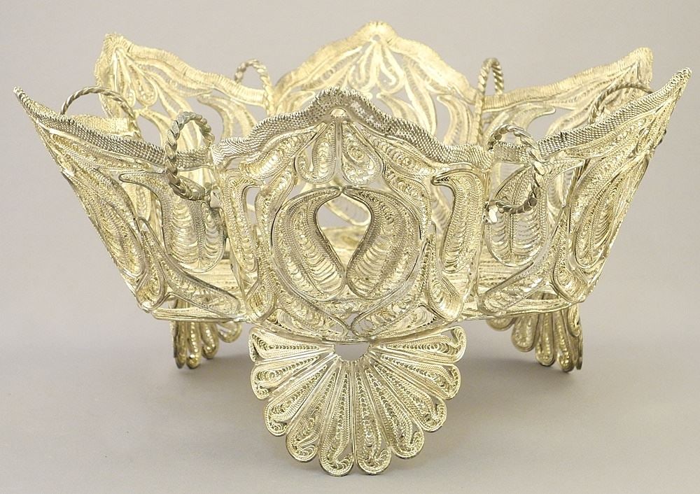 Silver-Tone Wire Filigree Basket, 6 1/4" x 11 1/2" Diameter, Approx. 770g.: Silver-Tone Wire Filigree Basket, 6 1/4" x 11 1/2" Diameter, Approx. 770g.