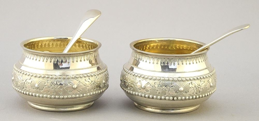 Pair of Parcel Gilt Hallmarked Open Salts: WH / London / 1875 + 2 Spoons , 94g.: Pair of Parcel Gilt Hallmarked Open Salts: WH / London / 1875 + 2 Spoons , 94g.