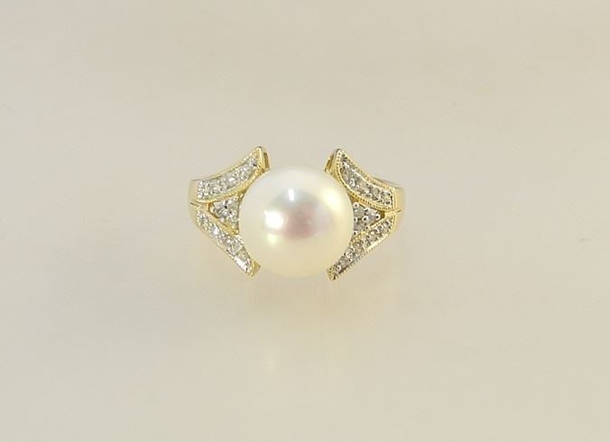 14K Diamond & Pearl Dinner Ring, Size 6 7/8.: 14K Diamond & Pearl Dinner Ring, Size 6 7/8.