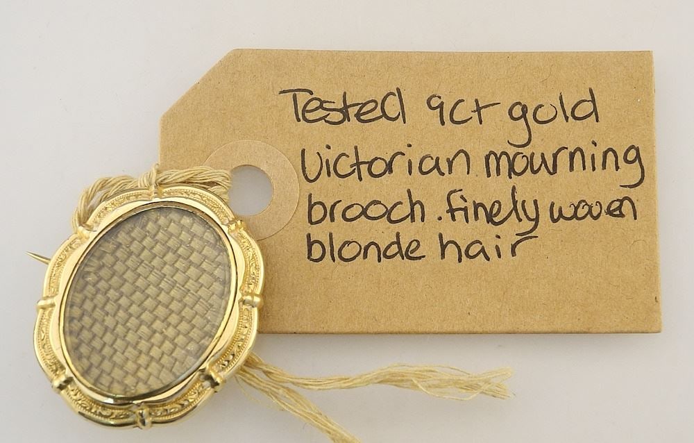 Victorian 9c (tested) Yellow Gold Mourning Brooch, 1 3/8"h, 6.5g.: Victorian 9c (tested) Yellow Gold Mourning Brooch, 1 3/8"h, 6.5g.