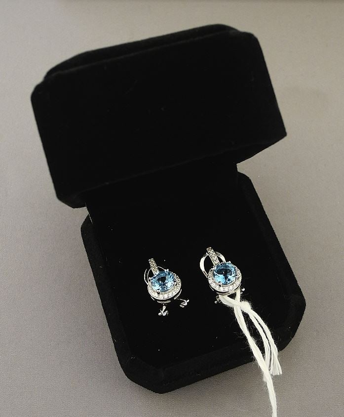 Sterling Silver 1ct Blue Topaz Lever Back Earrings.: Sterling Silver 1ct Blue Topaz Lever Back Earrings.