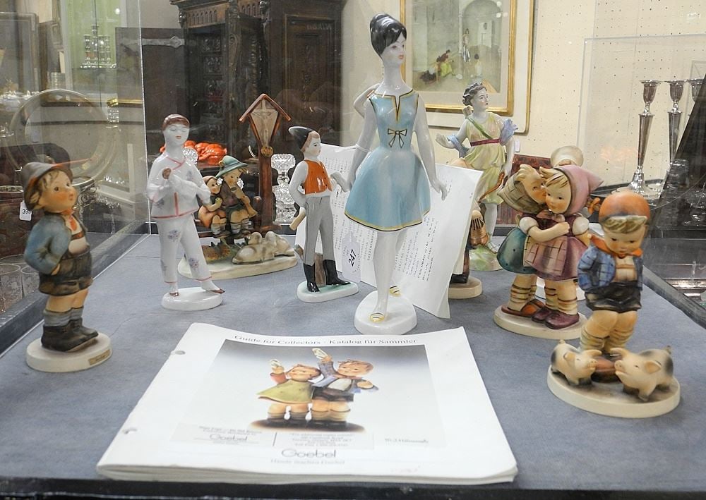 Collection of Hollahaza / Goebel Figurines, 12 pieces (as found). (1 of 1)