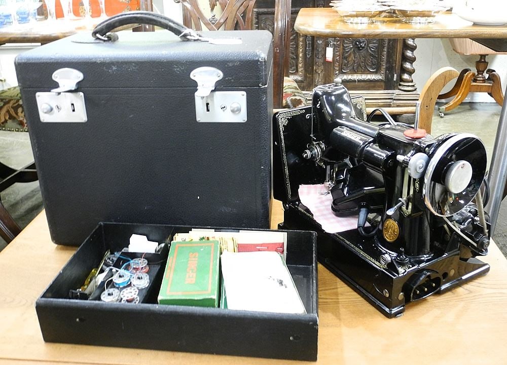 American SIMANCO U.S.A Singer Sewing Machine with Accessories, Model K221-1. (1 of 1)