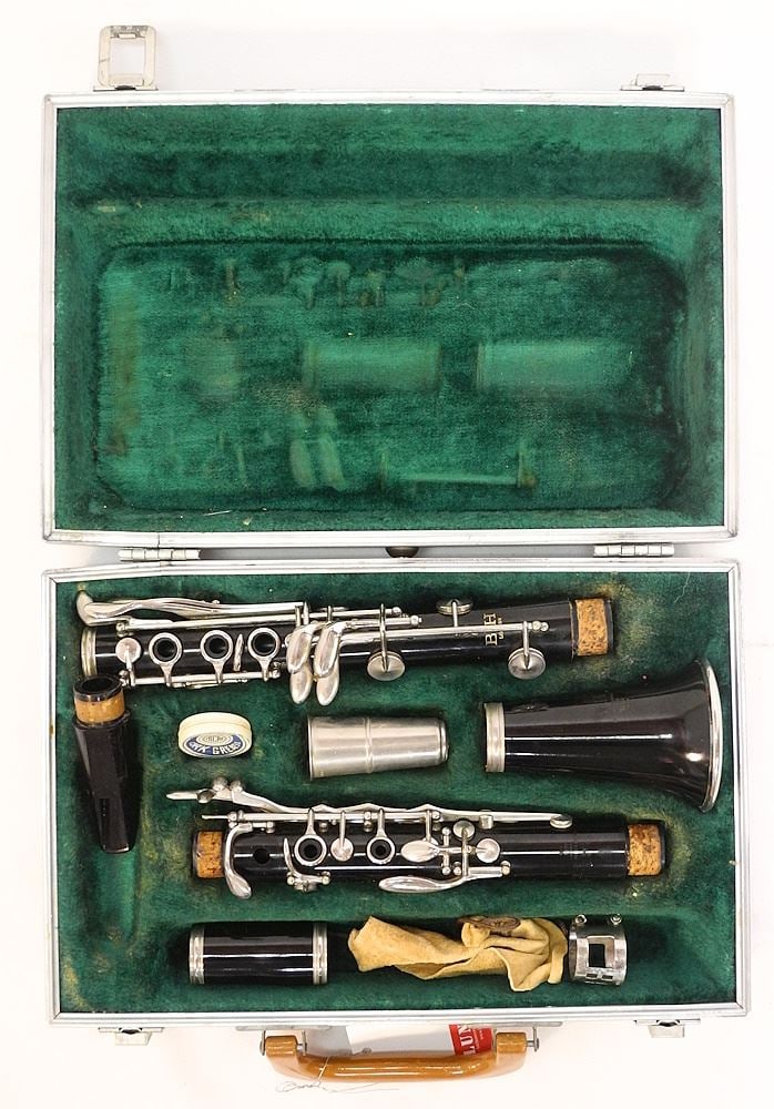 Reichert Austria No. 8Z996 Microscope, 11"h (includes damaged case). (1 of 2)