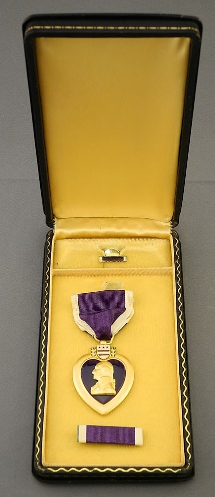 Vietnam Era US Purple Heart in Case with Bar & Lapel Pin.: Vietnam Era US Purple Heart in Case with Bar & Lapel Pin.