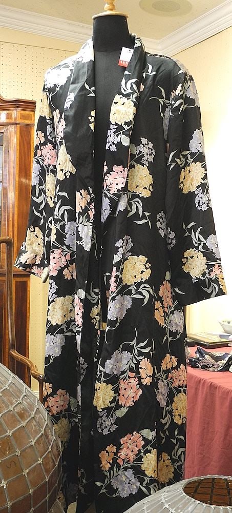 Chinese Silk Robe, Size Medium. (1 of 1)