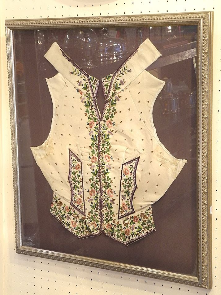 18th C. Gentleman's Silk Embroidered Waistcoat.: 18th C. Gentleman's Silk Embroidered Waistcoat.