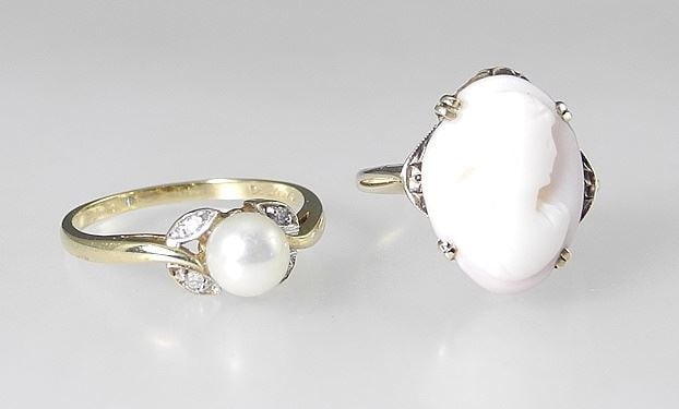 Two 10K (marked) Gold Rings: Cameo/ 5 1/2/2.7g & Pearl/Size 7 1/2/2.2g. (1 of 3)