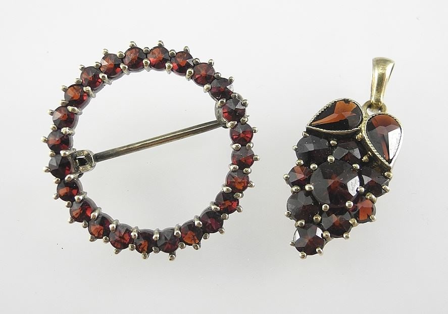Sterling (marked) & Garnet Brooch (1" Diam) & Pendant TW 4.8g.: Sterling (marked) & Garnet Brooch (1" Diam) & Pendant TW 4.8g.