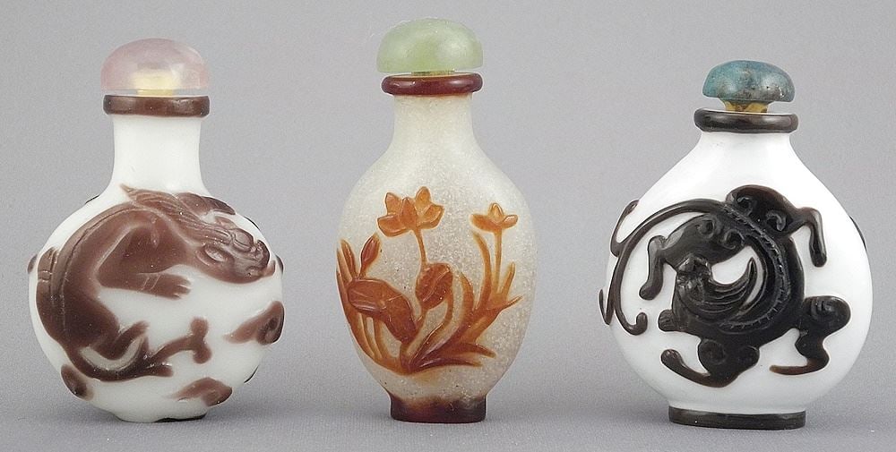 3 Chinese Peking Glass Snuff Bottles , 2 3/8" - 2 1/2"h.: 3 Chinese Peking Glass Snuff Bottles , 2 3/8" - 2 1/2"h.