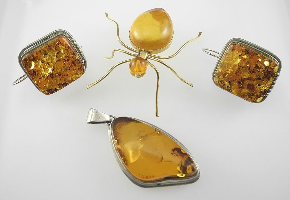 3 Amber Jewelry Items: Pair of Earrings / Pendant / Insect, TW 30.3 g.: 3 Amber Jewelry Items: Pair of Earrings / Pendant / Insect, TW 30.3 g.