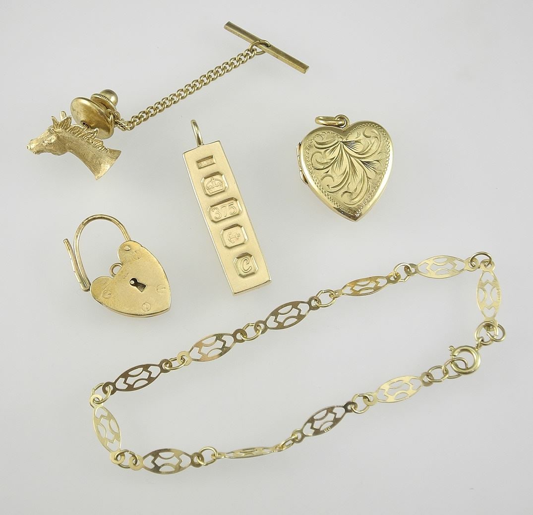 Group of 9K Gold: Bracelet, Horse Pin, Lock, Locket & Pendant, TW 20.13g. (1 of 2)
