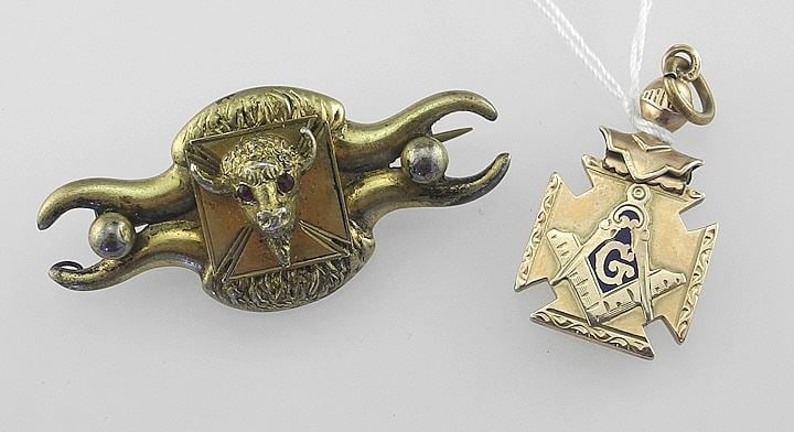 Hallmarked Silver Bison Brooch (12g unmarked gold tone) & Masonic Pendant, 4.72g.: Hallmarked Silver Bison Brooch (12g unmarked gold tone) & Masonic Pendant, 4.72g.